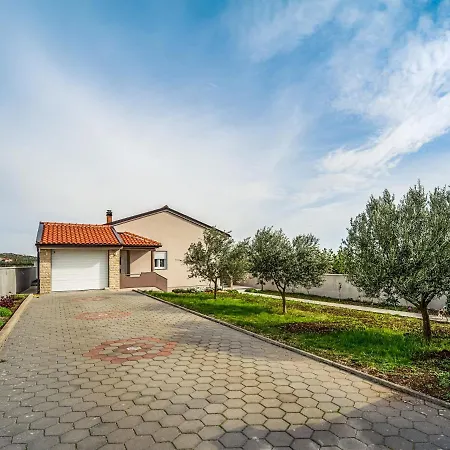 Сasa de vacaciones Laura By Interhome *