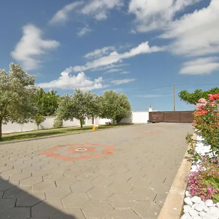 Сasa de vacaciones Laura By Interhome *