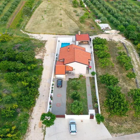 Сasa de vacaciones Laura By Interhome *